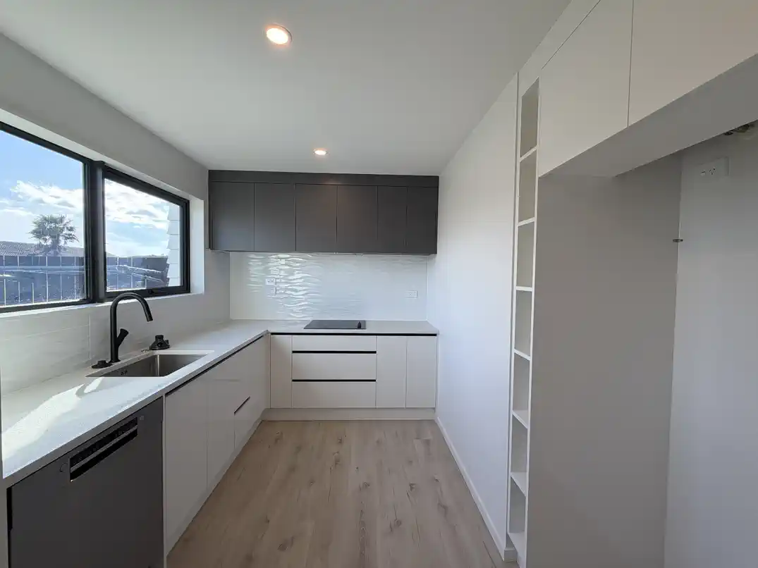 For rent, 4 beds 2.5 baths townhouse, available November 3, 2025, 1/34 Hyperion Drive, Manurewa, Auckland