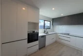 For rent, 4 beds 2.5 baths townhouse, available November 3, 2025, 1/34 Hyperion Drive, Manurewa, Auckland