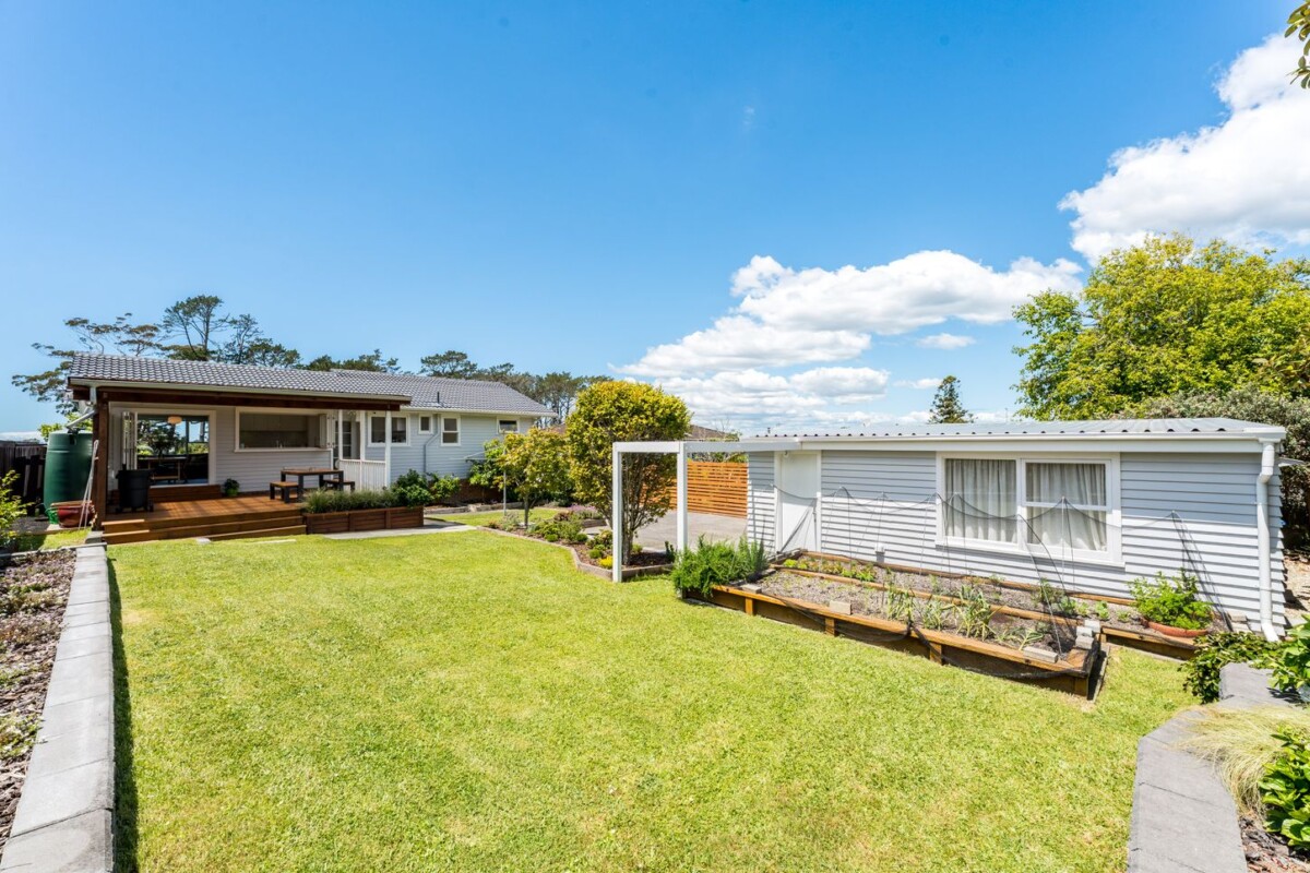 Move-in ready, Renovated 3 beds house, Located directly across from Glendene Reserve and playground, 6 Thornlow Street, Glendene, Auckland