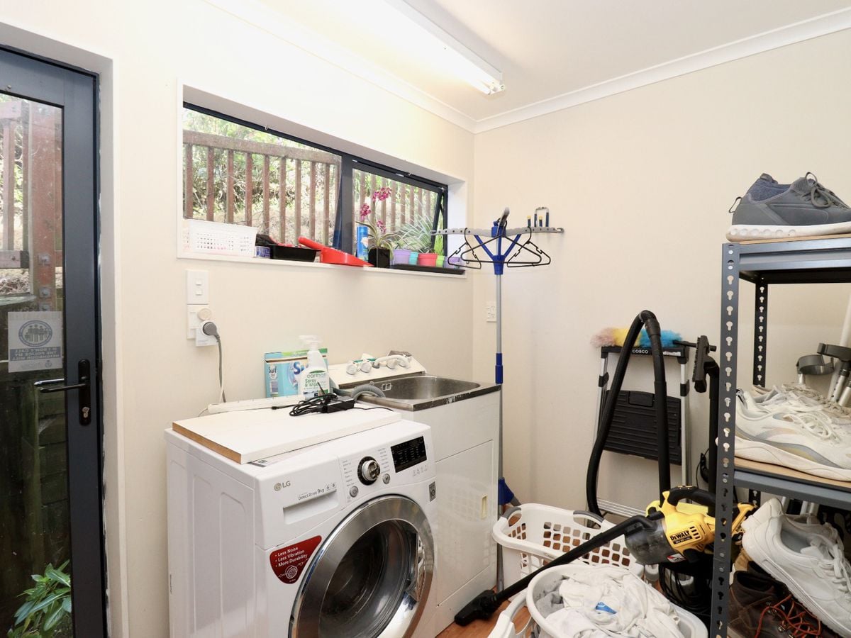 For rent, Macleans school zone, Water Included, 2 beds 1 study room, 1 bath house, Available 20th Nov, Mellons Bay, Auckland