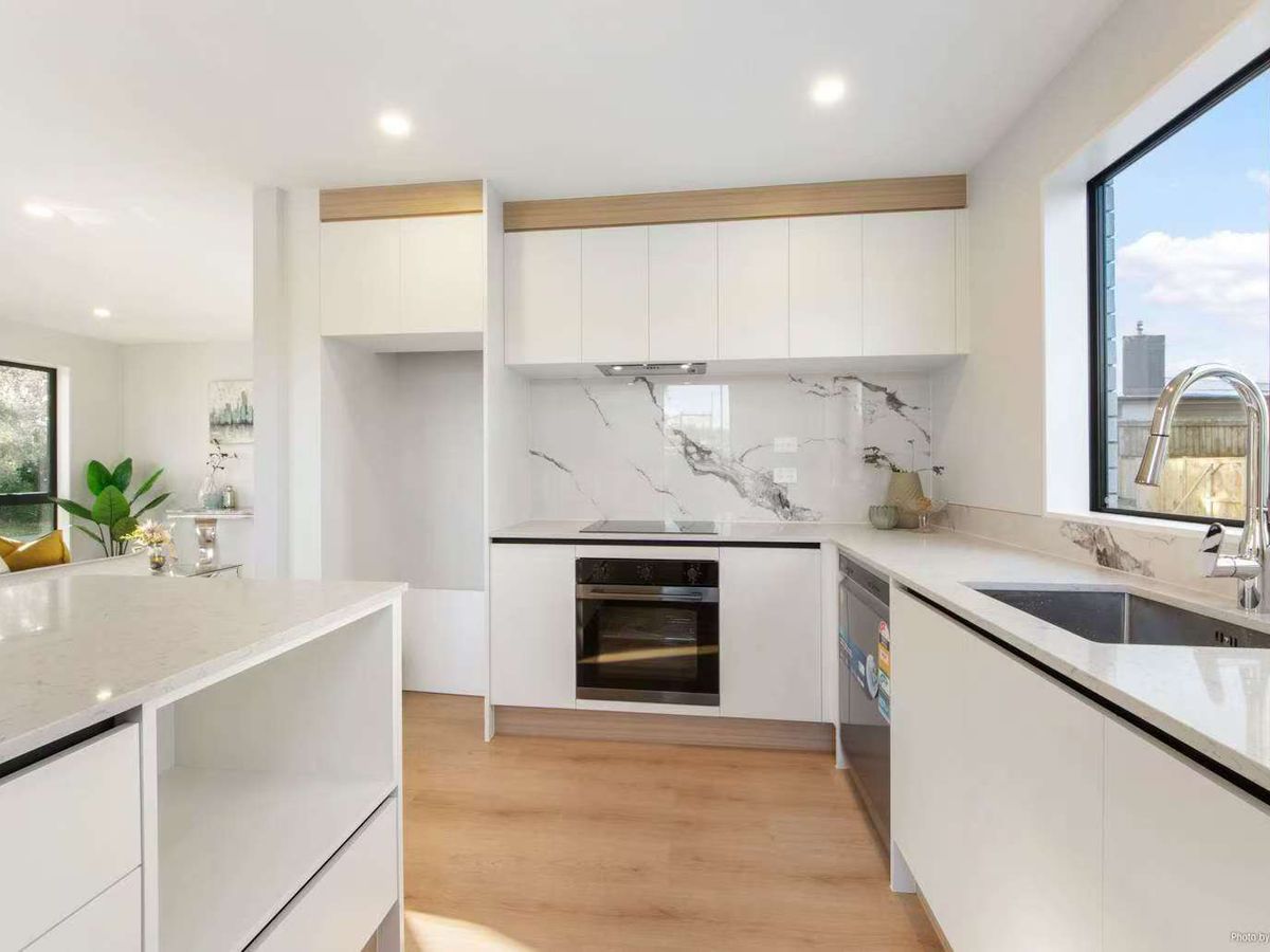 For rent, WINZ ok, 2 beds + study room, 1.5 bath townhouse, Available 26th Nov, Sunnyhills, Auckland