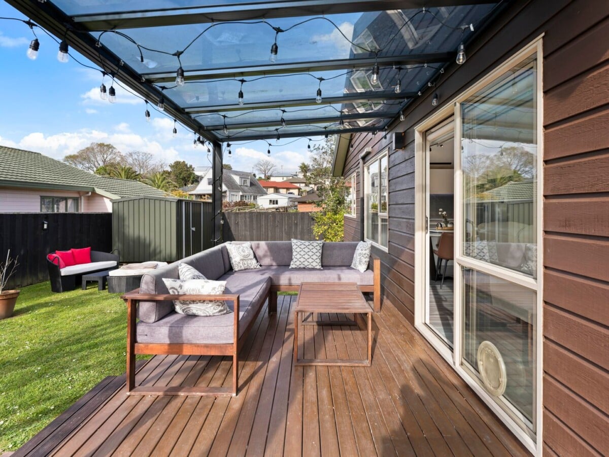 Owners upsizing, are committed elsewhere, 3 beds house on 508m2 section, close to schools, Glen Eden village, park, train and bus services, 75 Kamara Road, Glen Eden, Auckland