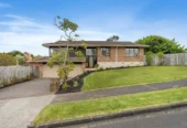MORTGAGEE SALE, Botany Downs School zone, Corner Brick & Tile 4 beds house on 770m2 section, 1 Lexington Drive, Botany Downs, Auckland