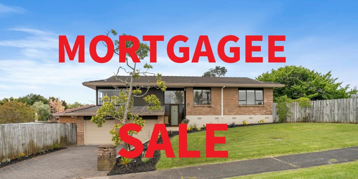 MORTGAGEE SALE, Botany Downs School zone, Corner Brick & Tile 4 beds house on 770m2 section, 1 Lexington Drive, Botany Downs, Auckland