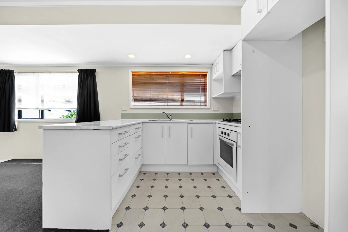 5 (3 + 2) beds houses on 833m2 land, live or develop, 9 & 9A Sherie Place, Howick, Auckland