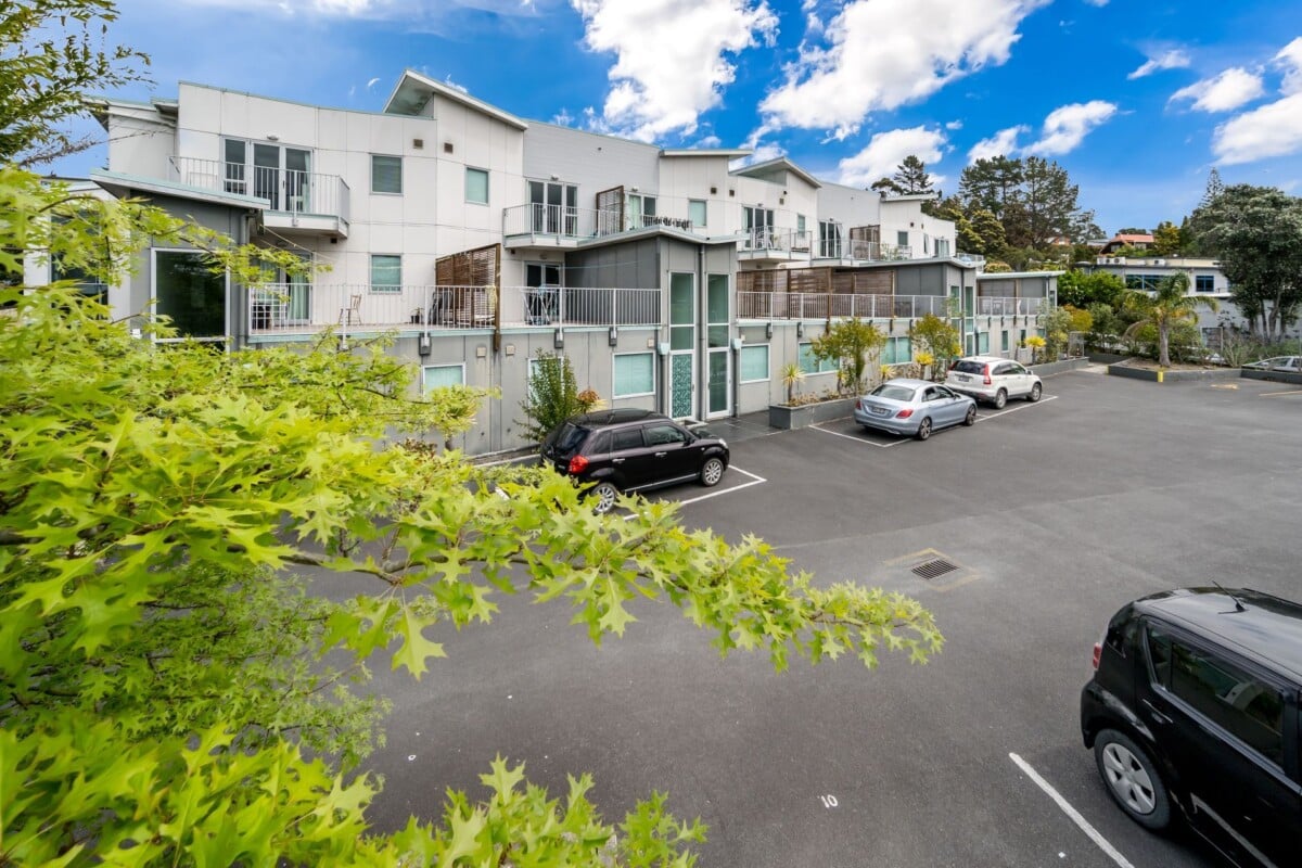 Develop site, 32-unit apartment on 8230 m2 land, returning approximately $918,800 gross per annum, concept plans indicating capacity for 115+ apartments, 1-32/222 Albany Highway Schnapper Rock, Auckland