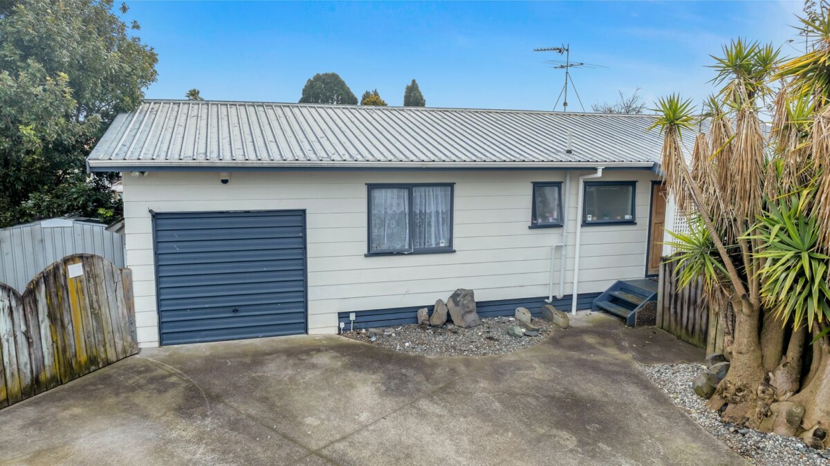 120m2 3 beds 1 bath house with garage, currently rented for $640 per week, close to schools, town centre, 16A Wilson Place, Papakura, Auckland