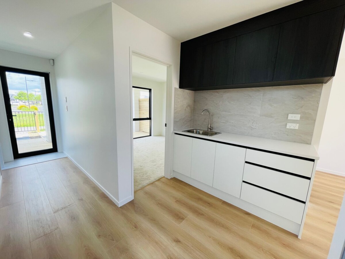 Must sell, affordable brandnew 3 beds + study, 4 baths home, 2 car parks, with 1 bed granny, 9 Auranga Drive, Drury, Auckland