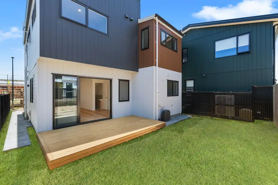 4 beds house on 157m2 section, Close to schools, shopping, transport, and motorway access, 10 Longview Oak Lane, Rosehill, Auckland
