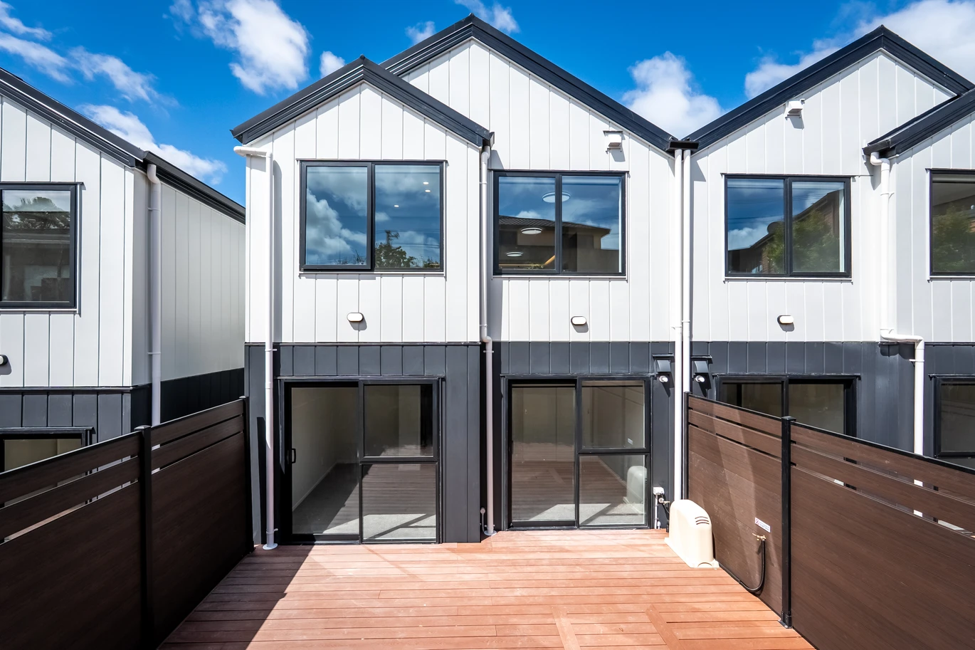 Marina View School Zone, brandnew 2 beds 1.5 baths home with Garage, ( 3 beds 2 baths home with Garage also available), Lot 6/3 Worthington Place, West Harbour, Auckland