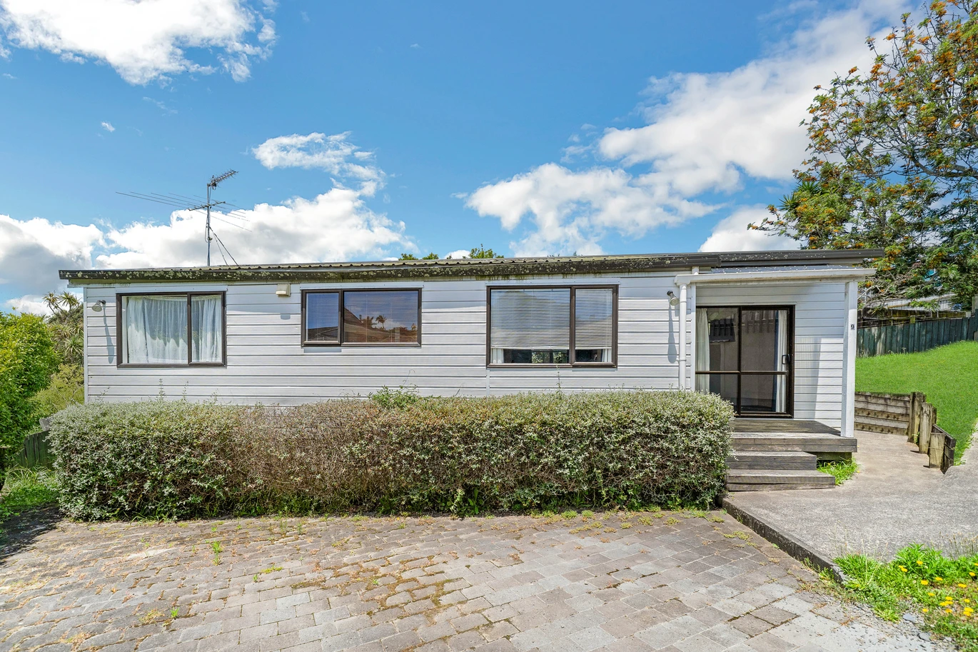 5 (3 + 2) beds houses on 833m2 land, 9 & 9A Sherie Place, Howick, Auckland
