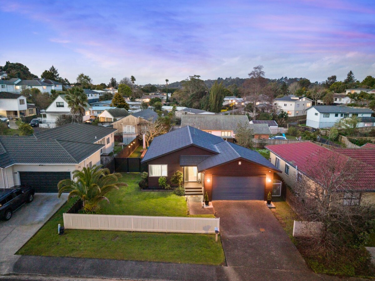 Owners upsizing, are committed elsewhere, 3 beds house on 508m2 section, close to schools, Glen Eden village, park, train and bus services, 75 Kamara Road, Glen Eden, Auckland