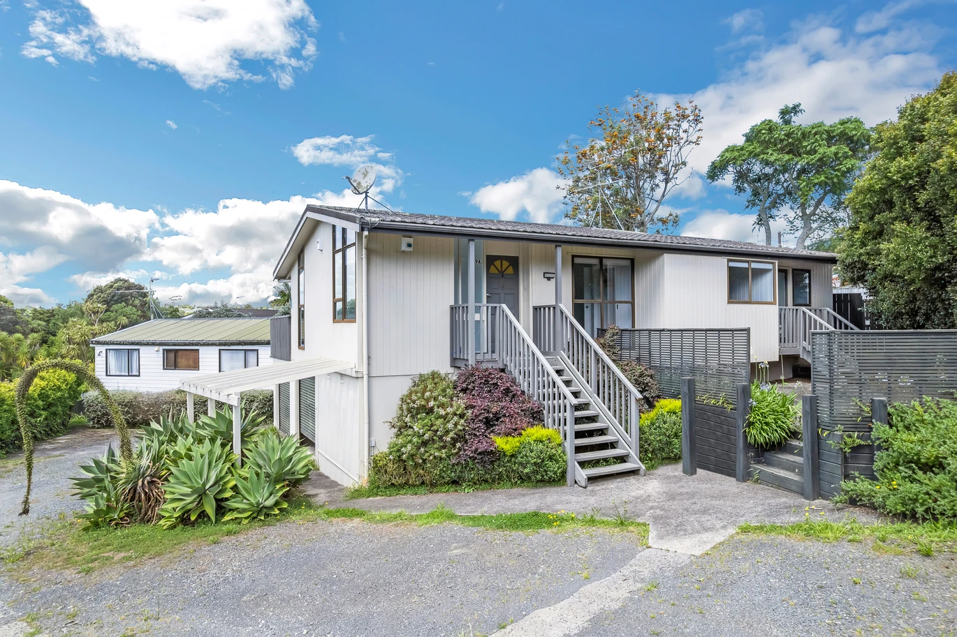 5 (3 + 2) beds houses on 833m2 land, live or develop, 9 & 9A Sherie Place, Howick, Auckland