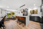 Motivated vendor willing to meet the market, freehold 4 beds 3.5 baths home with garage, 2 en-suites upstairs, 2 beds 1.5 baths downstairs, minutes to Albany Mall, 25F Oteha Valley Road, Northcross, Auckland