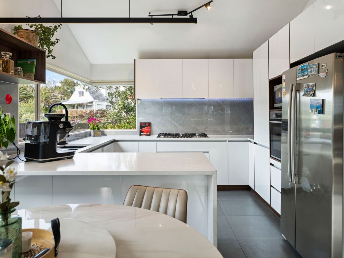 Owners upsizing, are committed elsewhere, 3 beds house on 508m2 section, close to schools, Glen Eden village, park, train and bus services, 75 Kamara Road, Glen Eden, Auckland