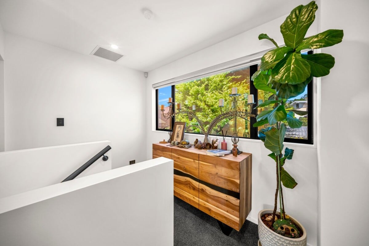 Motivated vendor willing to meet the market, freehold 4 beds 3.5 baths home with garage, 2 en-suites upstairs, 2 beds 1.5 baths downstairs, minutes to Albany Mall, 25F Oteha Valley Road, Northcross, Auckland