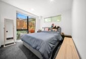 Motivated vendor willing to meet the market, freehold 4 beds 3.5 baths home with garage, 2 en-suites upstairs, 2 beds 1.5 baths downstairs, minutes to Albany Mall, 25F Oteha Valley Road, Northcross, Auckland
