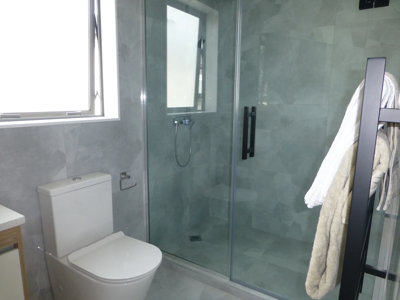 6 bed 5 baths (4 ensuites) house on 402m2 section, with 2 beds granny, 18 Horsefield Drive, Flat Bush, Auckland