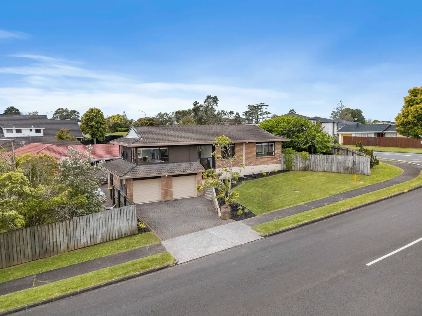 MORTGAGEE SALE, Botany Downs School zone, Corner Brick & Tile 4 beds house on 770m2 section, 1 Lexington Drive, Botany Downs, Auckland