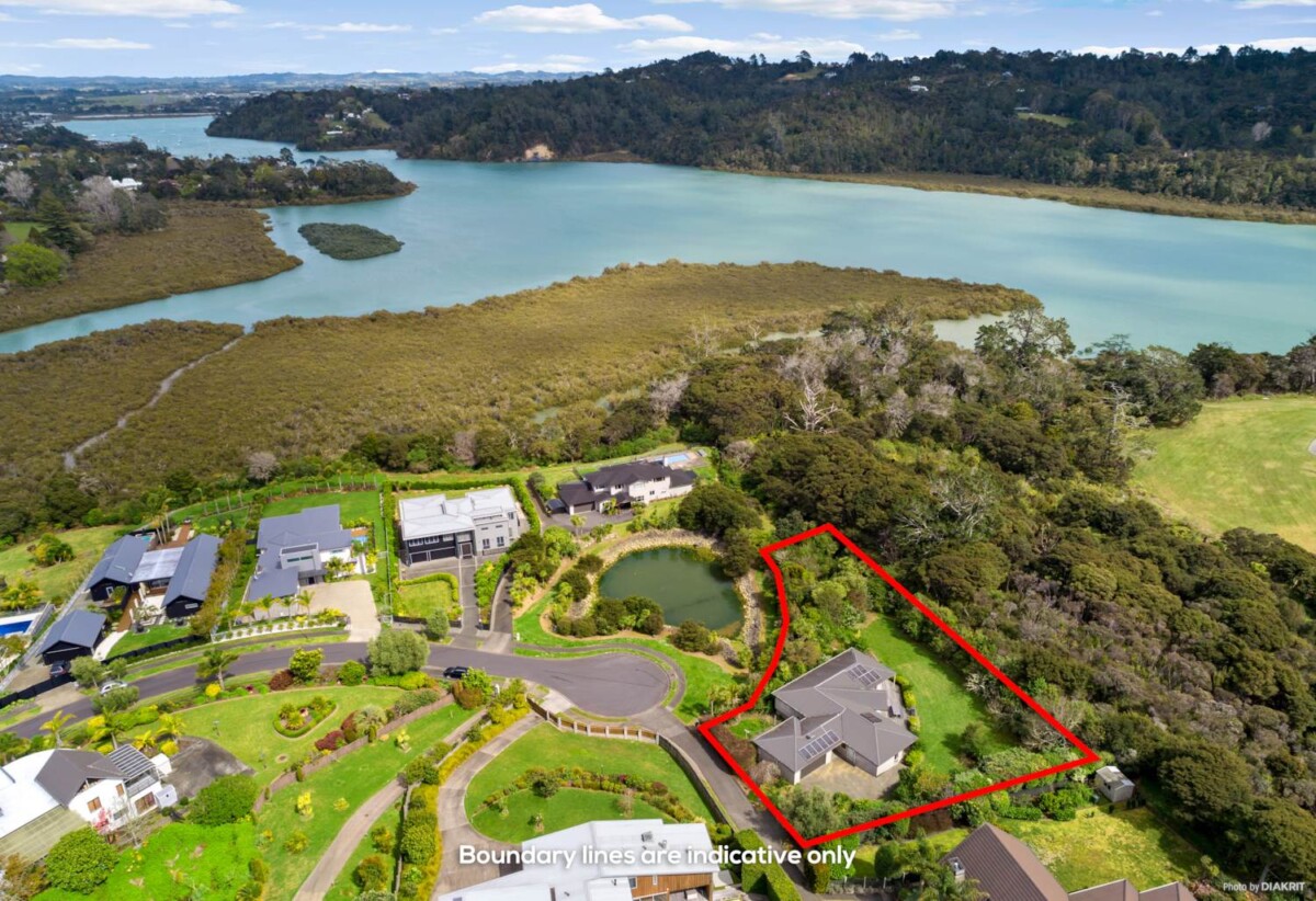 Live or develop, 3 beds house on 2066m2 section, next to park and seaside, with RC for 3 freehold lot subdivision, close to Albany Mall, 13 Kerema Way, Albany, Auckland