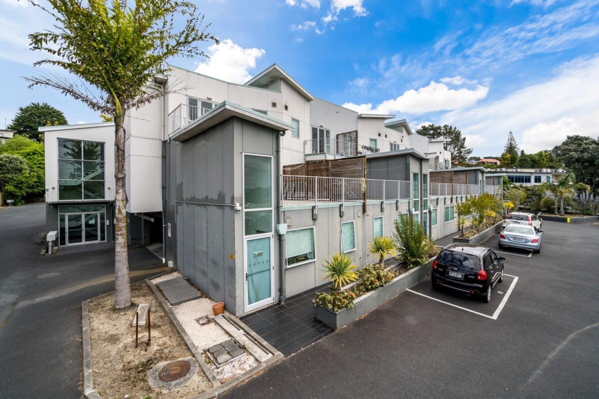 Develop site, 32-unit apartment on 8230 m2 land, returning approximately $918,800 gross per annum, concept plans indicating capacity for 115+ apartments, 1-32/222 Albany Highway Schnapper Rock, Auckland