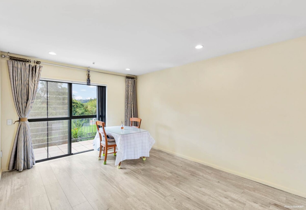 Albany school zone, 2 beds 1 bath apartment with 2 car parks, minutes to Albany Mall, 2/437B Albany Highway, Albany, Auckland
