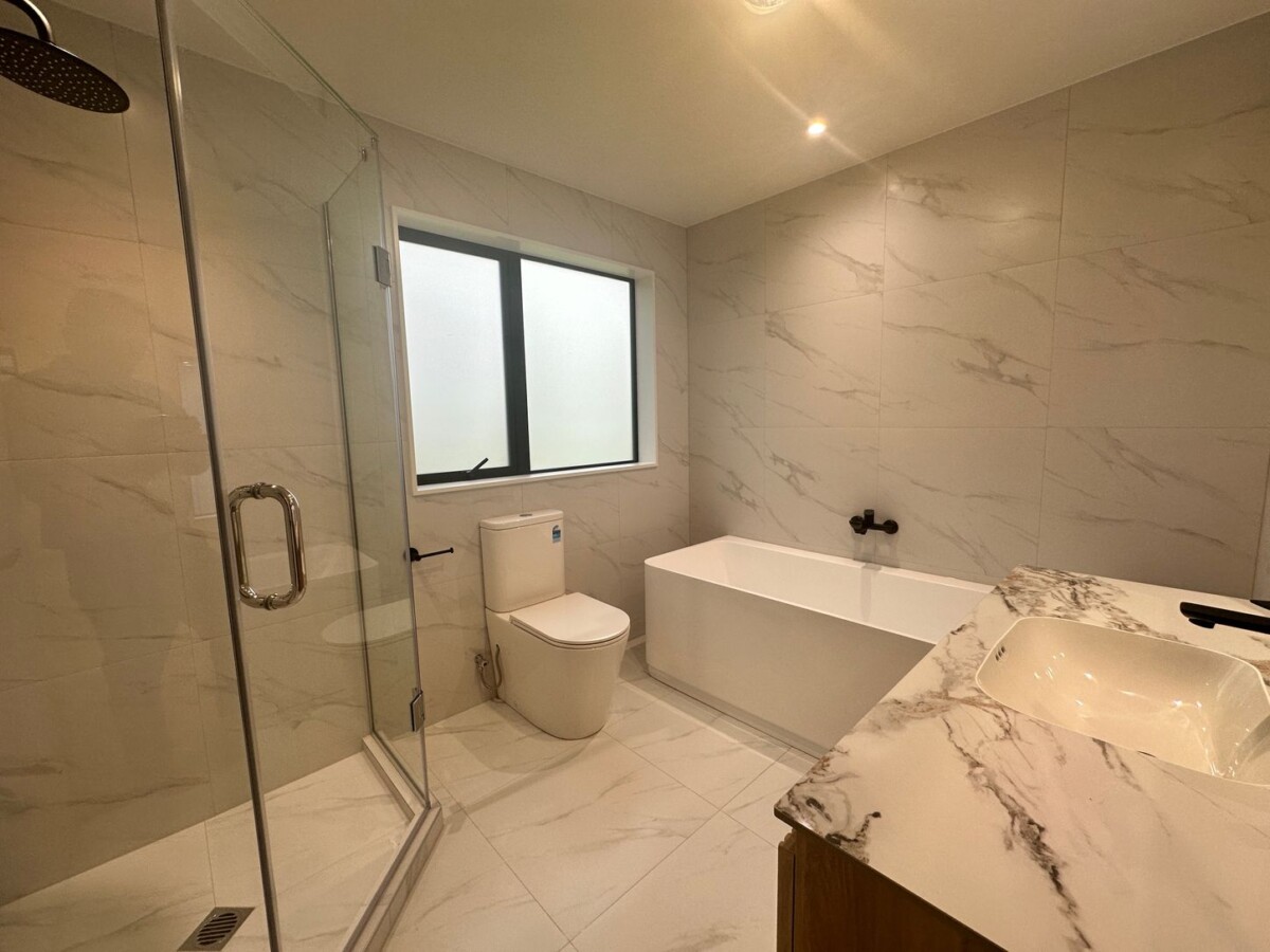 6 beds 4.5 baths house, with 2 beds granny, 23 Drumnaconagher Road, Flat Bush, Auckland