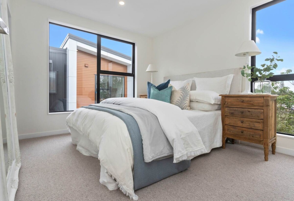 Auckland Grammar, Epsom Girls school zone, 4 beds 3.5 baths home with garage, 153m2 floor area, 2 ensuites, 1 ensuite on ground floor, asking below CV by $100K, currently rented $1300 per week, Lot 4/36 Seccombes Road, Epsom, Auckland