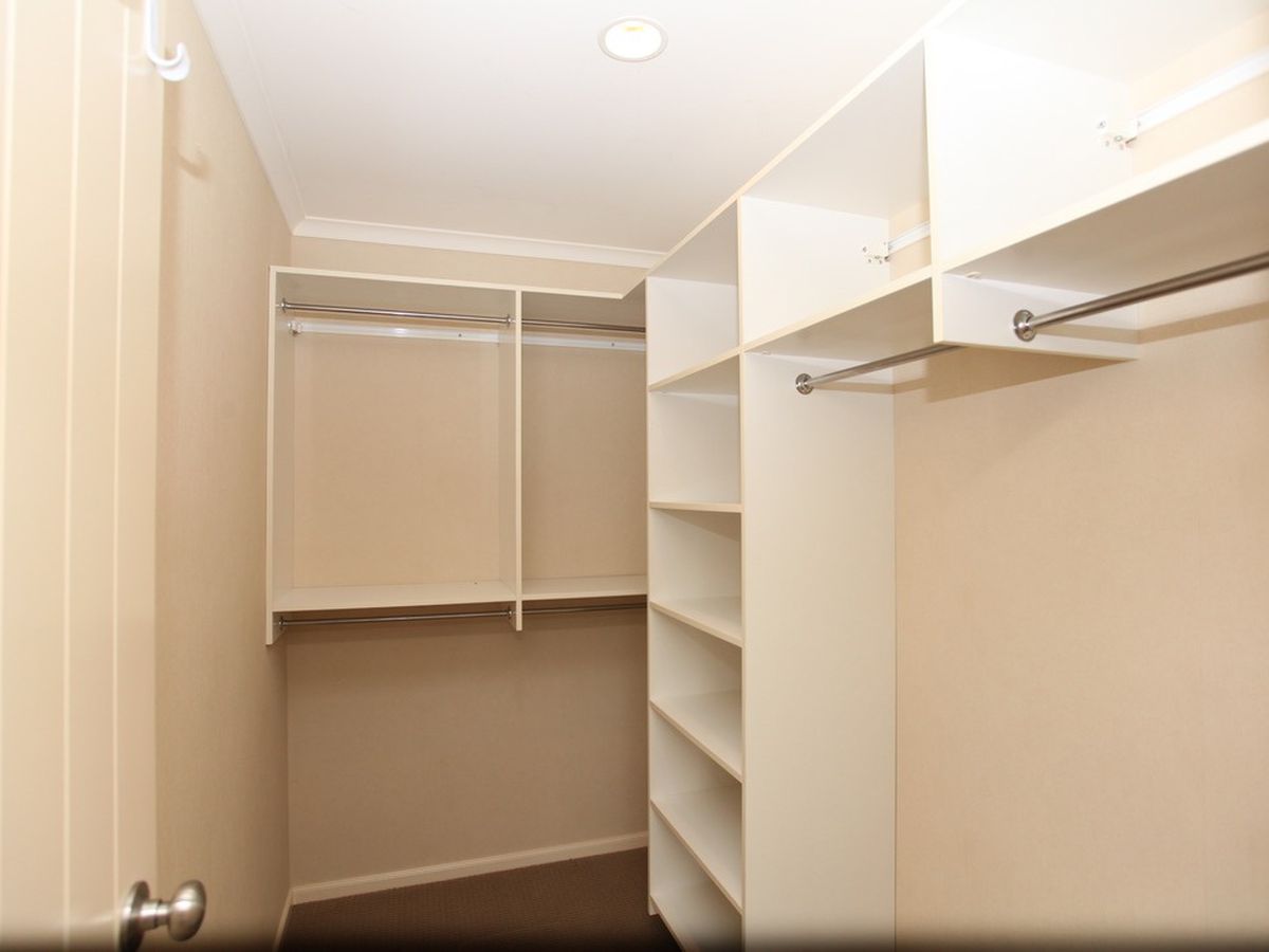 For rent, 5 beds 3 baths house, Available on Thu 18th Dec, 4 Woolaston Place, Flat Bush, Auckland