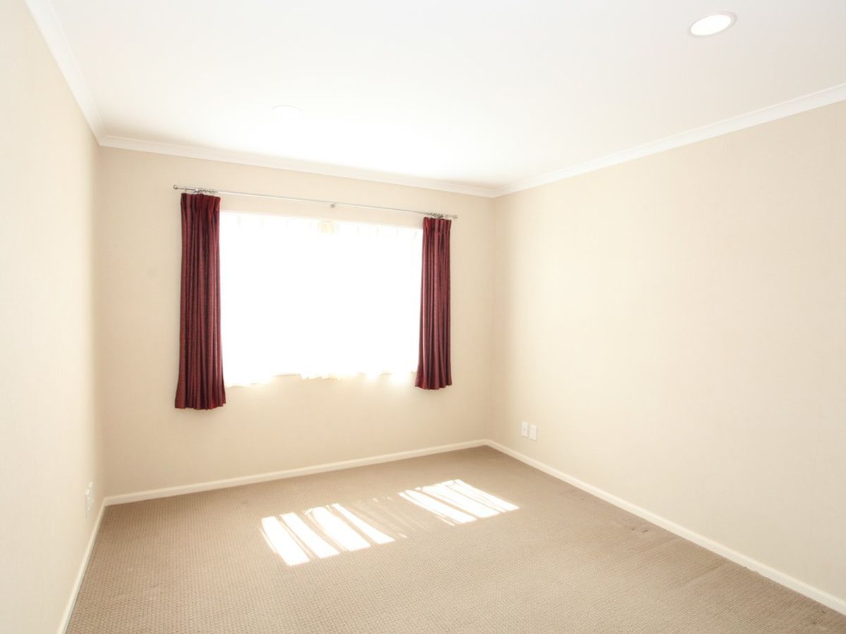 For rent, 5 beds 3 baths house, Available on Thu 18th Dec, 4 Woolaston Place, Flat Bush, Auckland