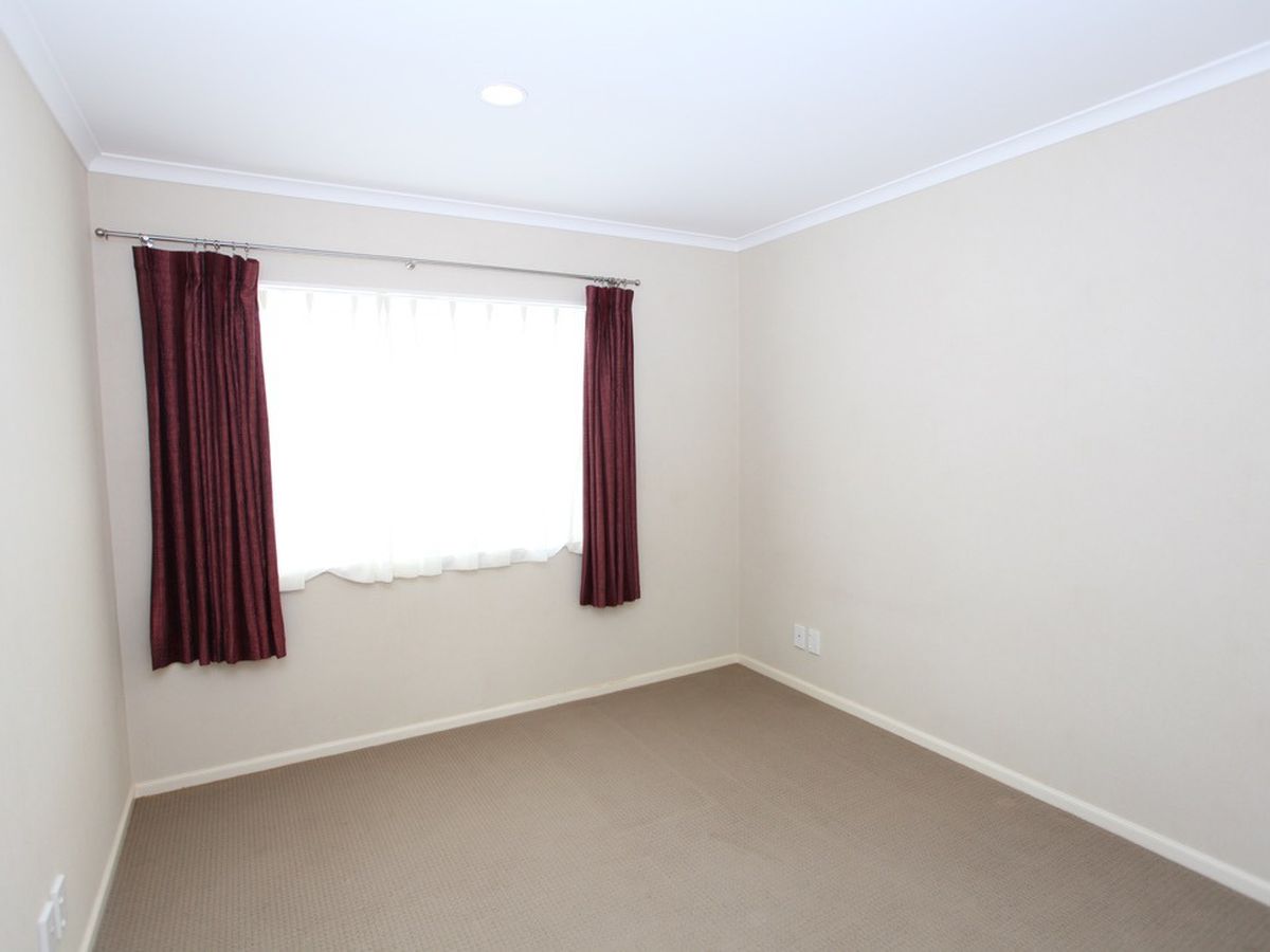 For rent, 5 beds 3 baths house, Available on Thu 18th Dec, 4 Woolaston Place, Flat Bush, Auckland