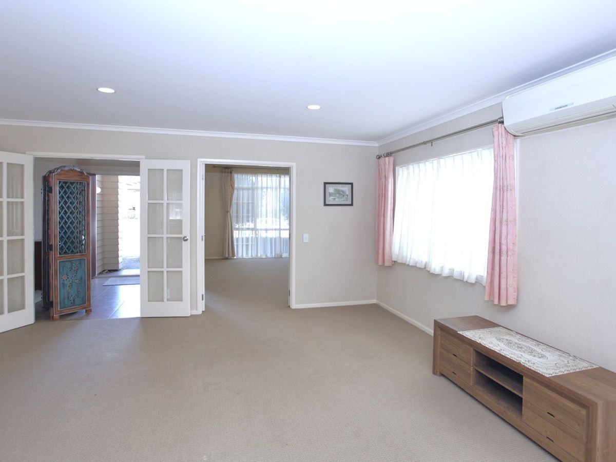 For rent, 5 beds 3 baths house, Available on Thu 18th Dec, 4 Woolaston Place, Flat Bush, Auckland