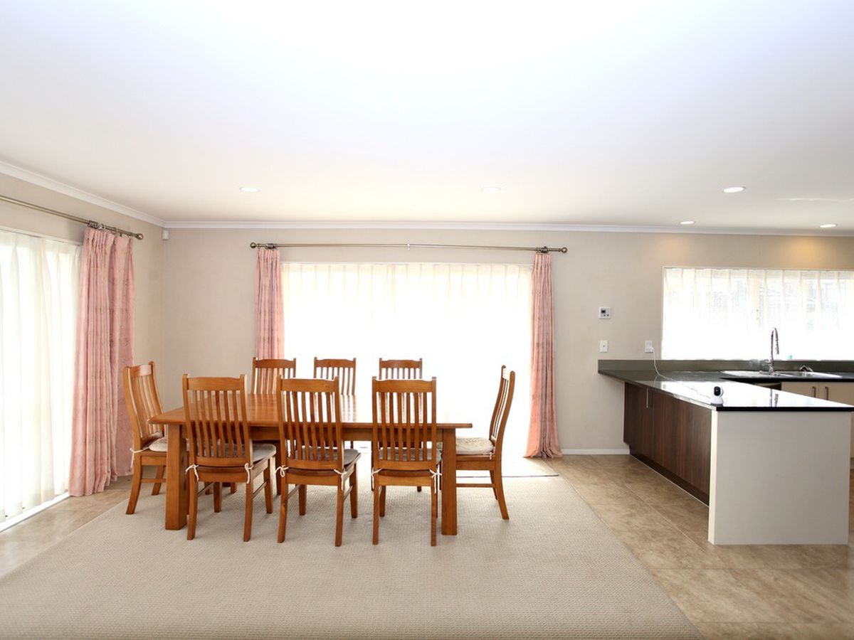 For rent, 5 beds 3 baths house, Available on Thu 18th Dec, 4 Woolaston Place, Flat Bush, Auckland