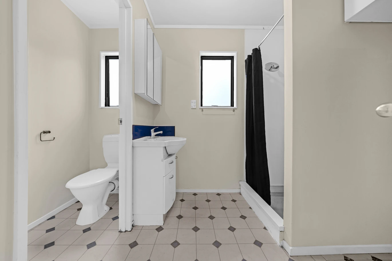 5 (3 + 2) beds houses on 833m2 land, 9 & 9A Sherie Place, Howick, Auckland