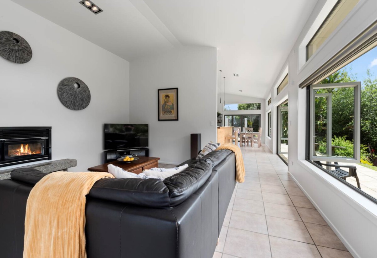 Future Urban Zone in a high-growth area, built with plaster over concrete, 385m² 5 beds house on 1.4200ha land, close to schools, shopping centre, motorway access, currently rented, 59 Russell Road, Wainui, Orewa, Auckland