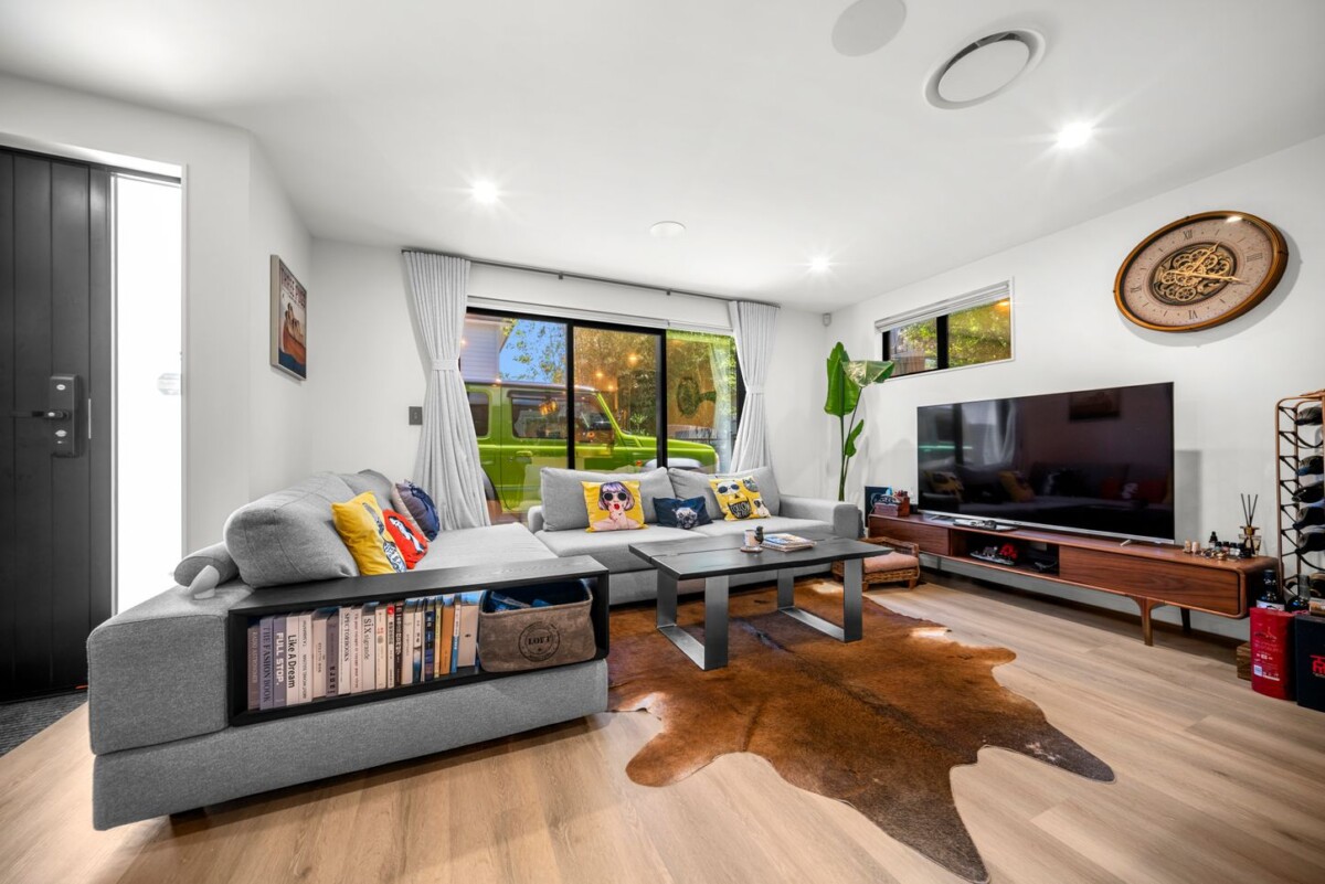 Motivated vendor willing to meet the market, freehold 4 beds 3.5 baths home with garage, 2 en-suites upstairs, 2 beds 1.5 baths downstairs, minutes to Albany Mall, 25F Oteha Valley Road, Northcross, Auckland