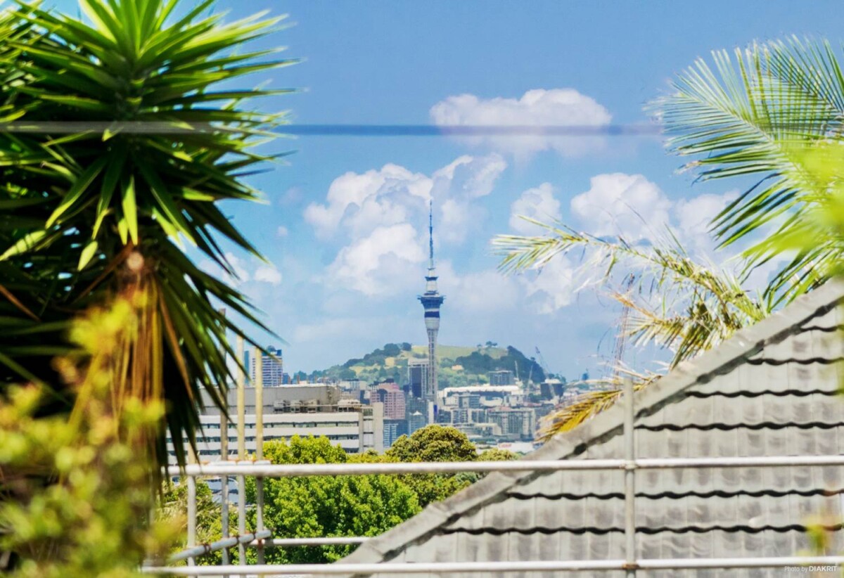Double Westlake school zone, Brick 3 beds house on 1298m2 section, with RC, EPA for 3 new houses, minutes from Milford Mall, shops, beach, schools, live or develop, 5 Richards Avenue, Forrest Hill, Auckland