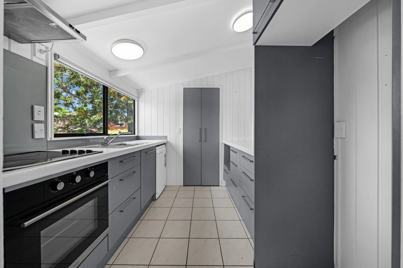 5 (3 + 2) beds houses on 833m2 land, live or develop, 9 & 9A Sherie Place, Howick, Auckland