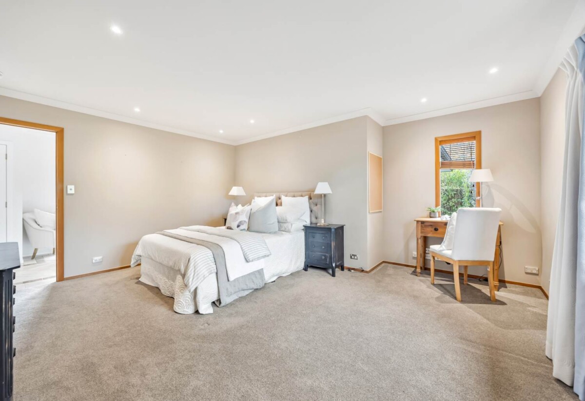Overseas Vendors Requiring Urgent Sale, Botany Downs school zone, next to reserve, 6 beds 3.5 baths house on 1200m² section, (including 2-beds granny flat), just 2.2km from Botany Town Centre, 25 Drumquin Rise, Dannemora, Auckland