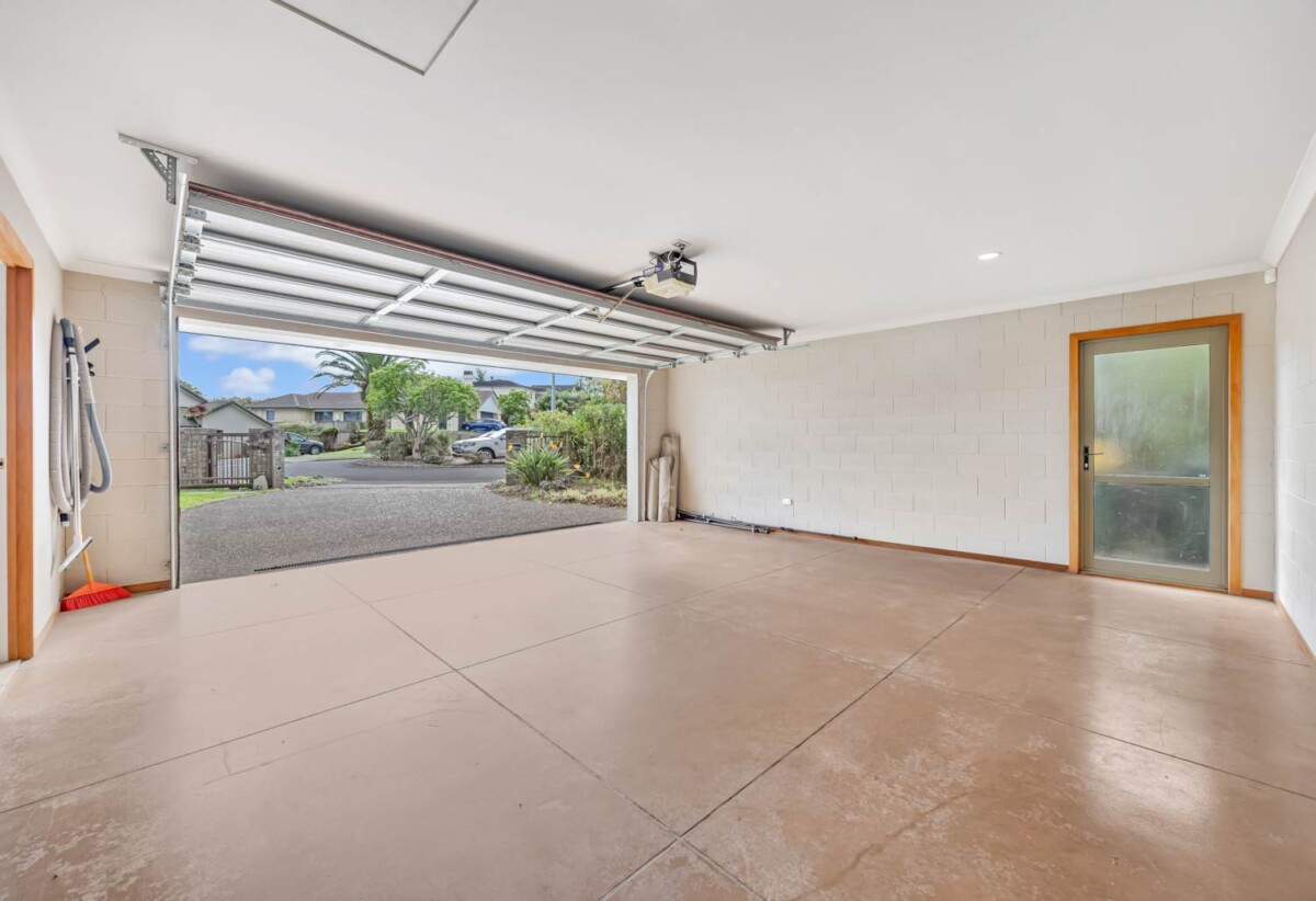 Overseas Vendors Requiring Urgent Sale, Botany Downs school zone, next to reserve, 6 beds 3.5 baths house on 1200m² section, (including 2-beds granny flat), just 2.2km from Botany Town Centre, 25 Drumquin Rise, Dannemora, Auckland