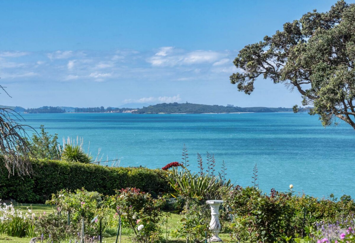 Macleans school zone, sea views, holding enjoys direct water access and riparian rights, luxury double-brick and concrete tile 7 beds + 2 offices on 11831m² land, 4 beds main house, Two separate dwellings offer further living flexibility:, 215 Bleakhouse Road, Mellons Bay, Auckland