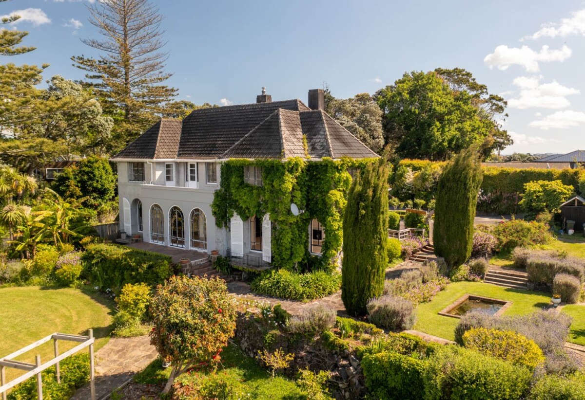 Macleans school zone, sea views, holding enjoys direct water access and riparian rights, luxury double-brick and concrete tile 7 beds + 2 offices on 11831m² land, 4 beds main house, Two separate dwellings offer further living flexibility:, 215 Bleakhouse Road, Mellons Bay, Auckland