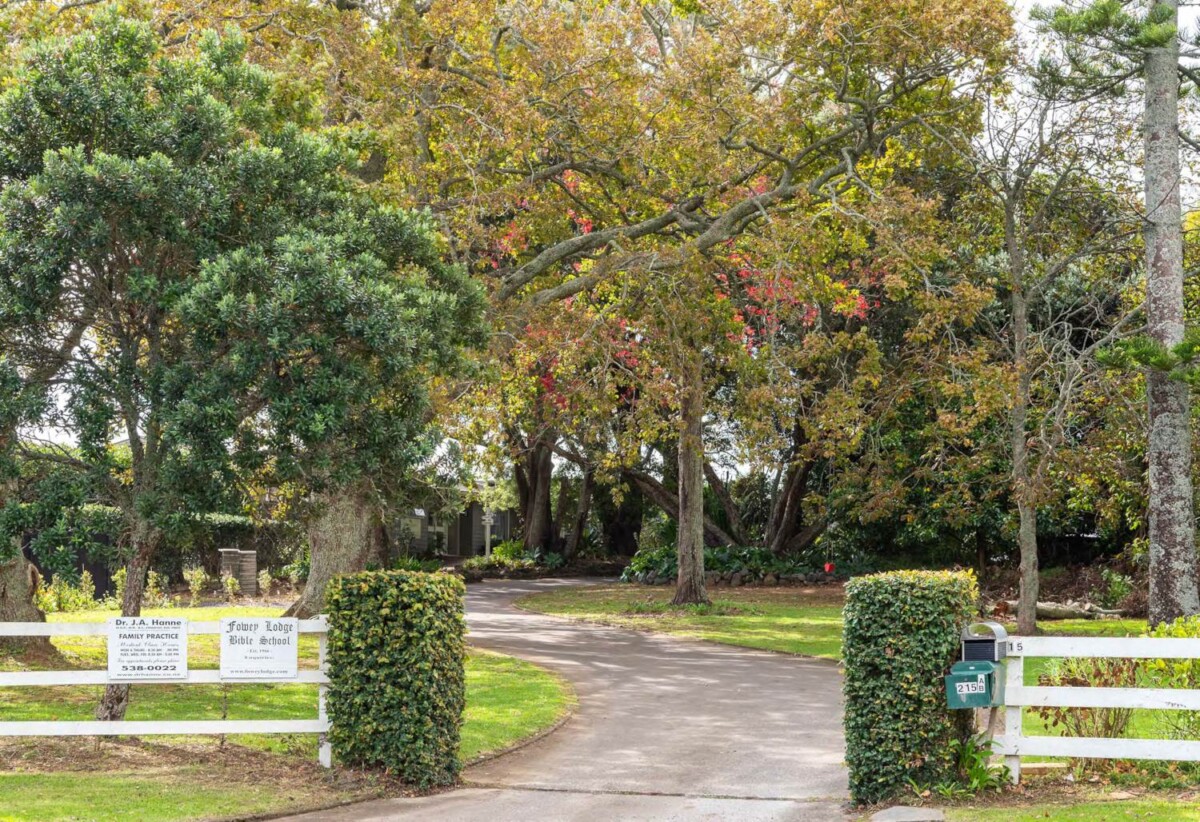 Macleans school zone, sea views, holding enjoys direct water access and riparian rights, luxury double-brick and concrete tile 7 beds + 2 offices on 11831m² land, 4 beds main house, Two separate dwellings offer further living flexibility:, 215 Bleakhouse Road, Mellons Bay, Auckland