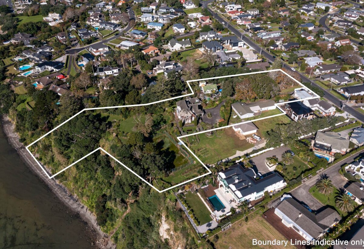 Macleans school zone, sea views, holding enjoys direct water access and riparian rights, luxury double-brick and concrete tile 7 beds + 2 offices on 11831m² land, 4 beds main house, Two separate dwellings offer further living flexibility:, 215 Bleakhouse Road, Mellons Bay, Auckland