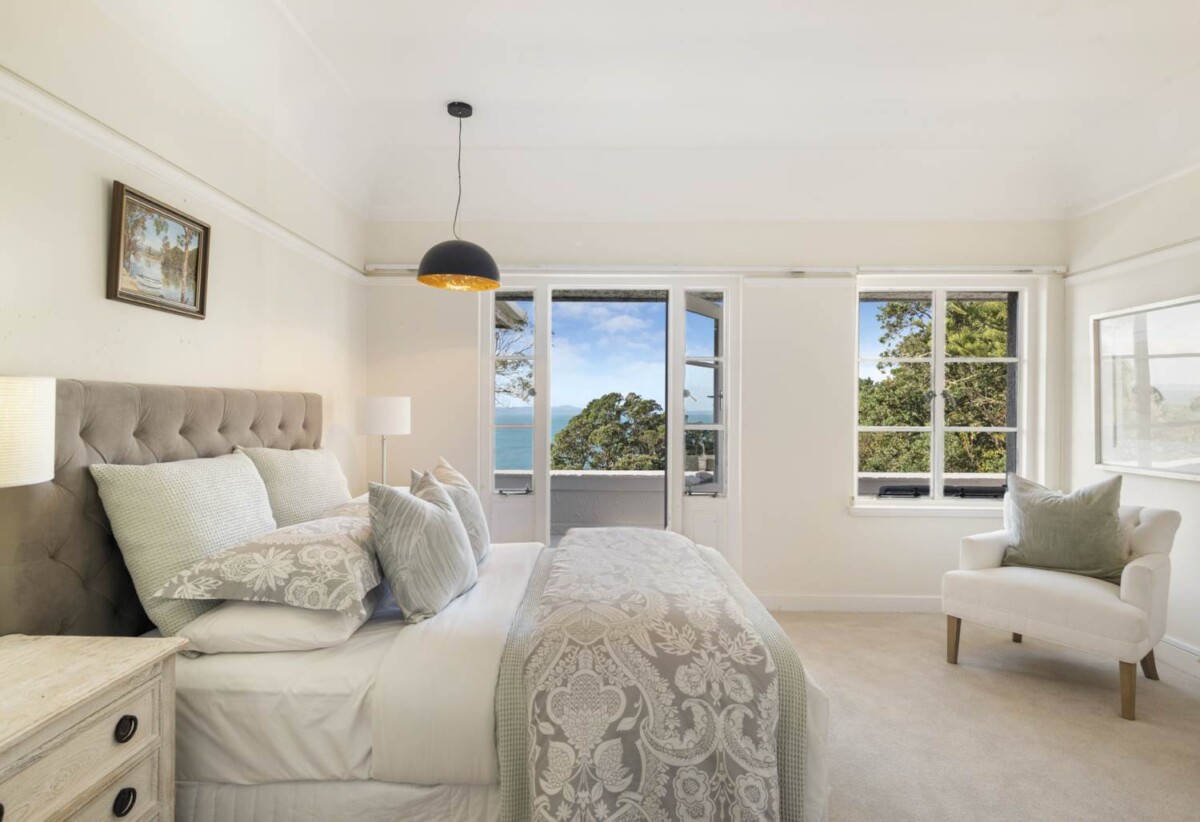Macleans school zone, sea views, holding enjoys direct water access and riparian rights, luxury double-brick and concrete tile 7 beds + 2 offices on 11831m² land, 4 beds main house, Two separate dwellings offer further living flexibility:, 215 Bleakhouse Road, Mellons Bay, Auckland