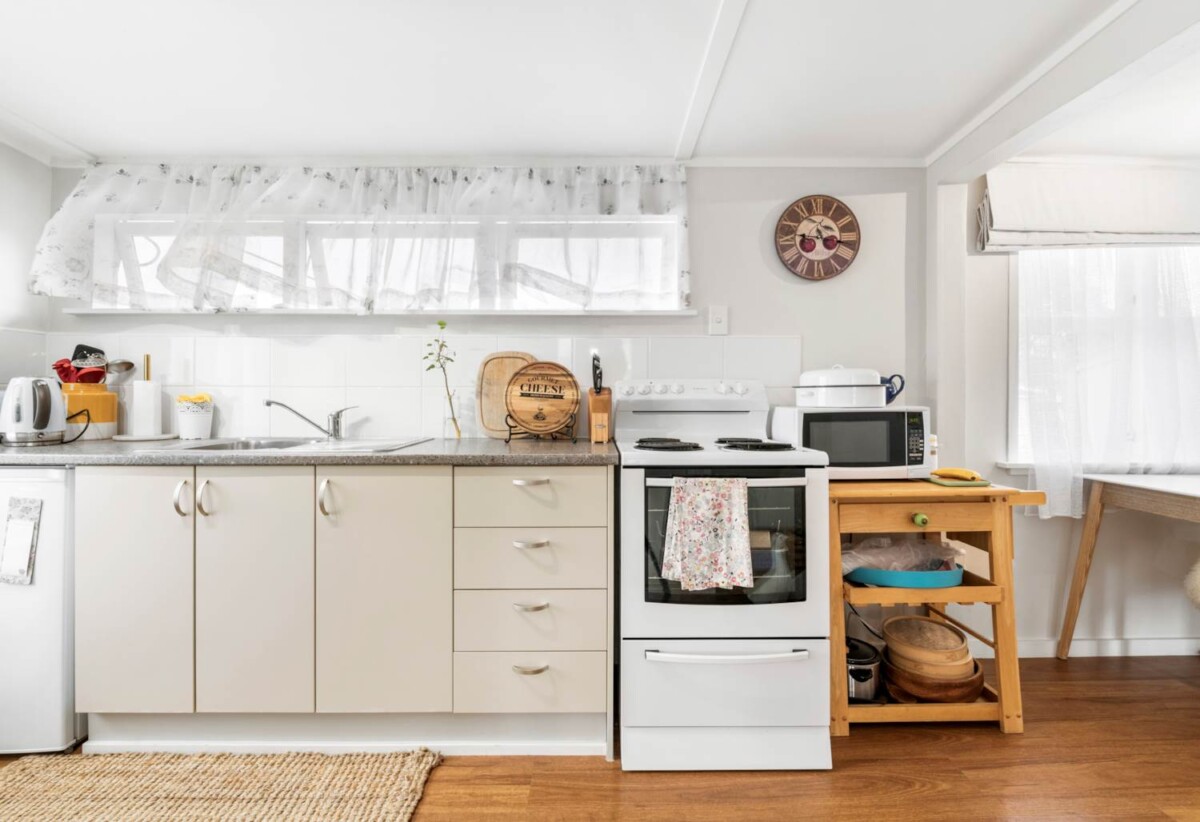 2 beds 1 bath house + 1 bed 1 bath home on 864m² section, walks to schools, Beach, shops, leisure facilities. live, do-up or develop, 25 Penton Road, Stanmore Bay, Auckland