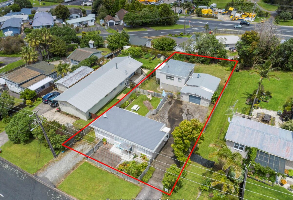 2 beds 1 bath house + 1 bed 1 bath home on 864m² section, walks to schools, Beach, shops, leisure facilities. live, do-up or develop, 25 Penton Road, Stanmore Bay, Auckland