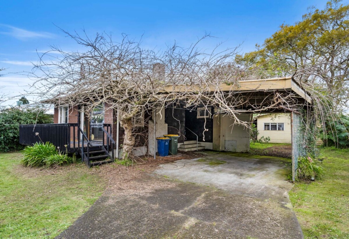 Next to Ranui Reserve, walks to school and Ranui Train Station, 3 beds house on 905m² section, Zoned THAB, RC lodged for 4 duplexes (8 homes), 498 Swanson Road, Ranui, Auckland