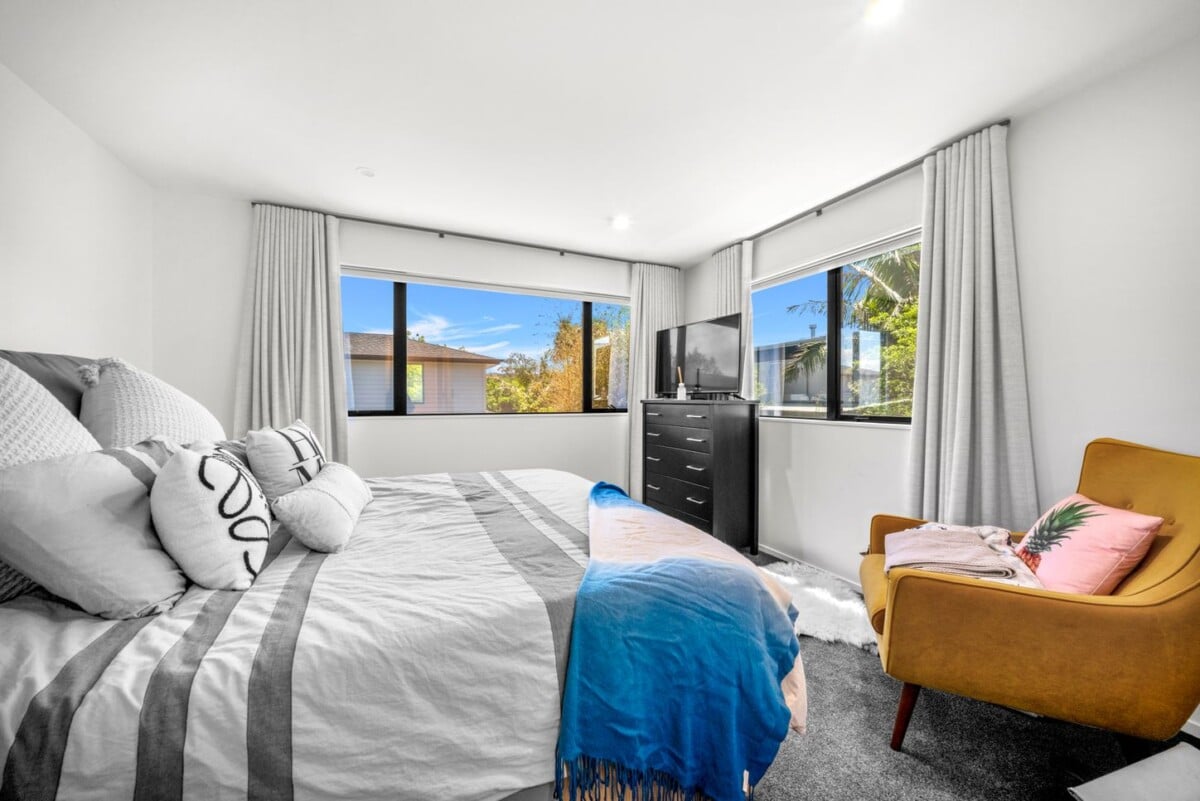 Motivated vendor willing to meet the market, freehold 4 beds 3.5 baths home with garage, 2 en-suites upstairs, 2 beds 1.5 baths downstairs, minutes to Albany Mall, 25F Oteha Valley Road, Northcross, Auckland
