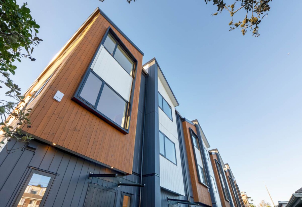 Walks to schools and seaside, 3 beds home, minutes to shopping centre, beach, 9/163 Lake Road, Belmont, Auckland